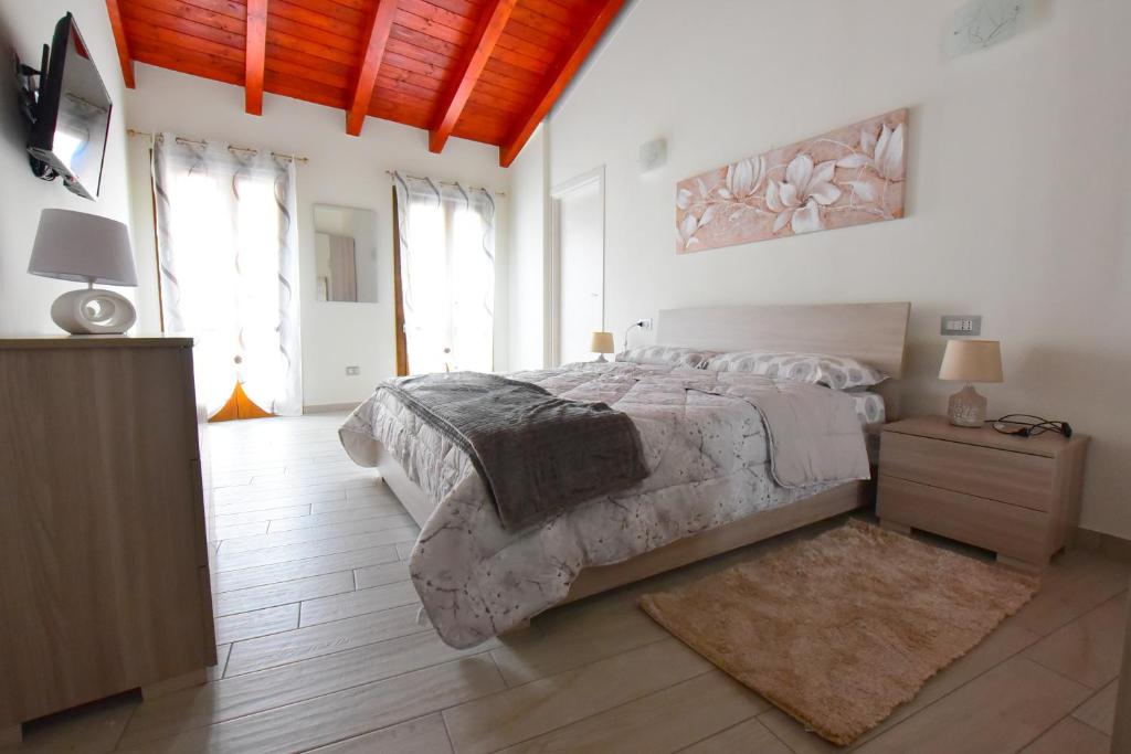 古斯皮尼的住宿－B&B La Genuina，一间卧室配有一张大床和电视