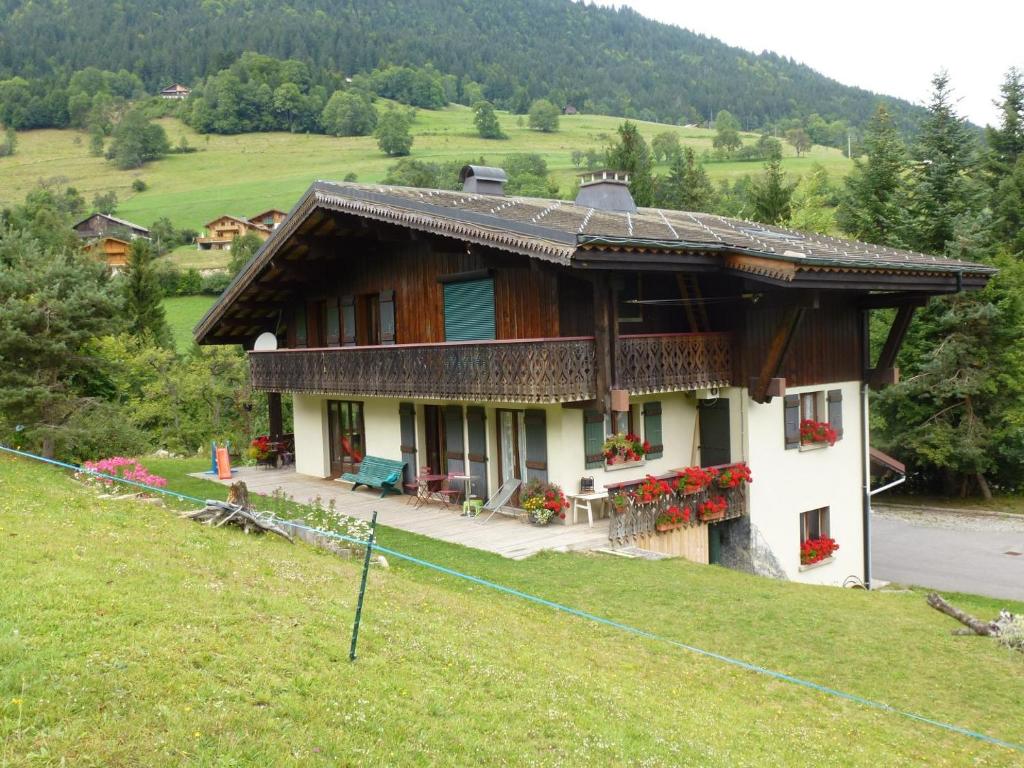 une maison au milieu d'un champ dans l'établissement Le Bois des Louison, à Seytroux