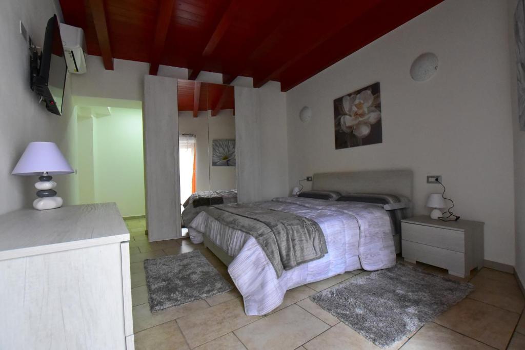 Łóżko lub łóżka w pokoju w obiekcie B&B La Genuina