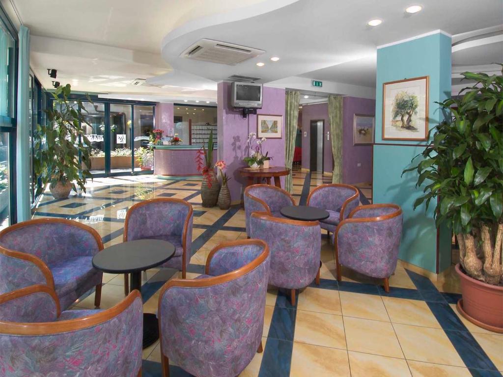 poczekalnia z krzesłami i stołami w holu w obiekcie Hotel Diana w mieście Bellaria-Igea Marina