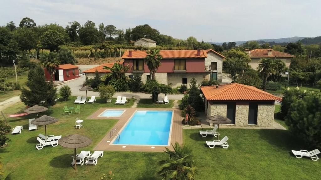 O vedere a piscinei de la sau din apropiere de Quinta Lama de Cima