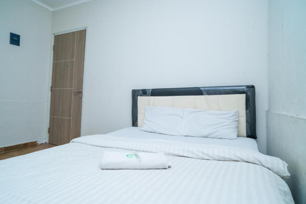 77 Guest House Serpong Mitra RedDoorz - Standard Double Room