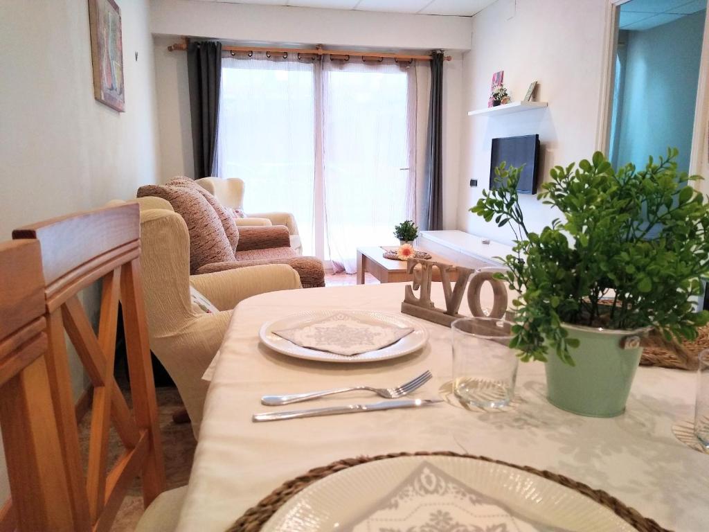 een woonkamer met een tafel met een tafelkleed bij Apartamento Sant Roc in Hospitalet de l'Infant