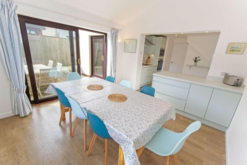a kitchen and dining room with a table and chairs at Rockpool - Attractive and spacious retreat near Croyde beach - Sleeps 8 in Croyde