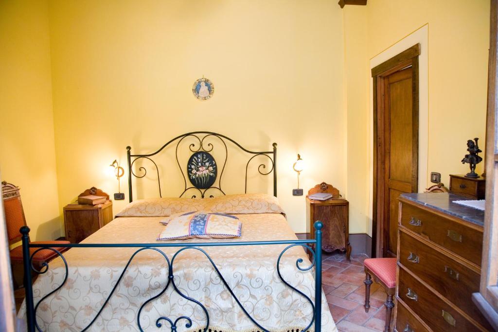 sypialnia z łóżkiem i komodą w obiekcie VILLA LE BALZE Tuscany, private pool, property fenced, pet allowed. w mieście Poppi
