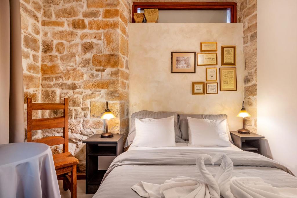 מיטה או מיטות בחדר ב-Borna and Franko Rooms Split city centre