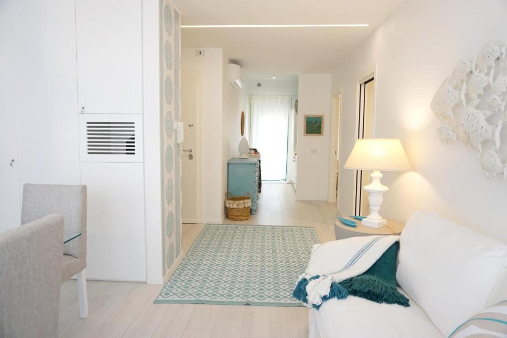 巴里的住宿－Nodo Margherita，白色的客厅配有沙发和灯