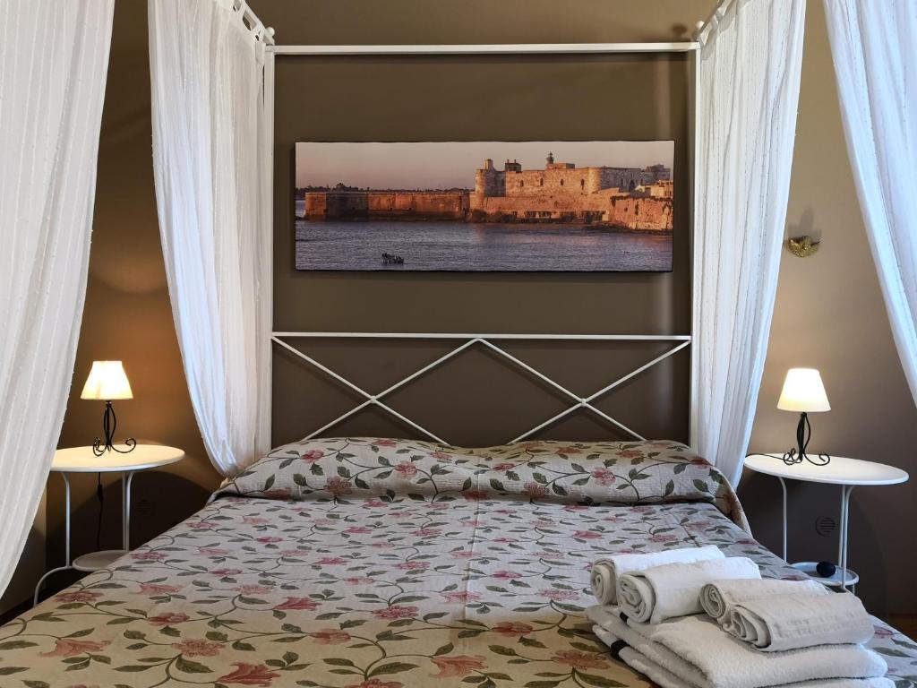 sypialnia z łóżkiem z dwoma stołami i dwoma lampami w obiekcie Masseria Case Damma w mieście Case Monterosso