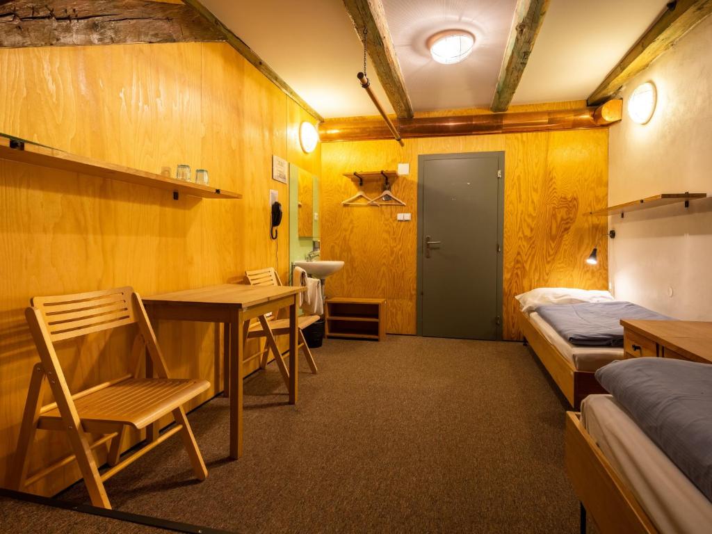 Postel nebo postele na pokoji v ubytování Zámecký Hostel Litomyšl