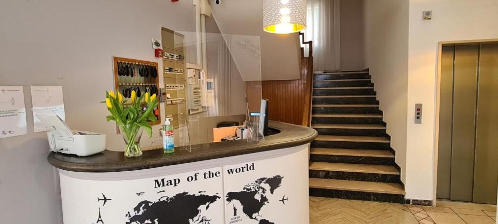 un vestíbulo con un escritorio con un mapa del mundo en Hotel Astoria, en Riccione