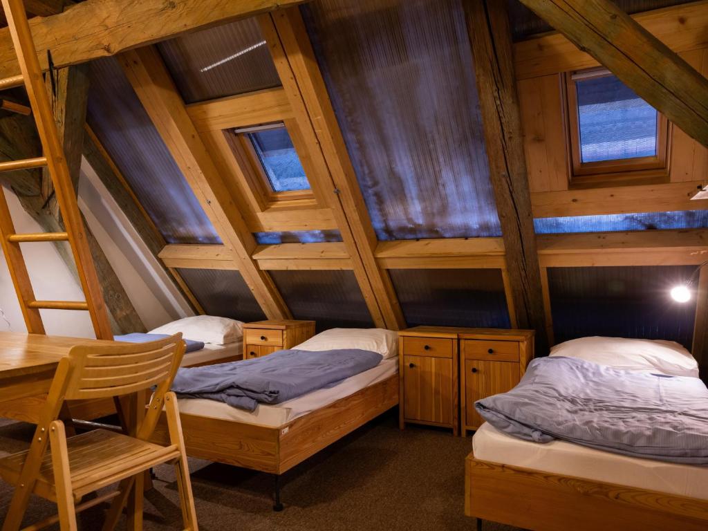 Postel nebo postele na pokoji v ubytování Zámecký Hostel Litomyšl