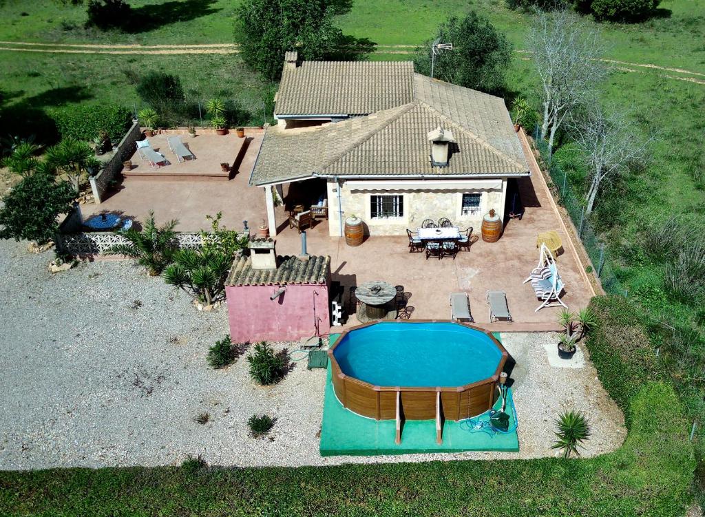 una vista aérea de una casa con piscina en Finca Can Titos, en Llucmajor
