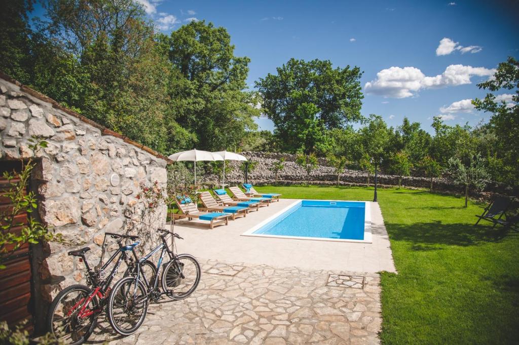 - un groupe de vélos garés à côté d'une piscine dans l'établissement Village Villa „ M „, à Malinska
