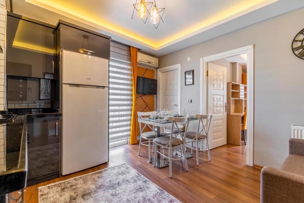 A kitchen or kitchenette at Umut Apartments