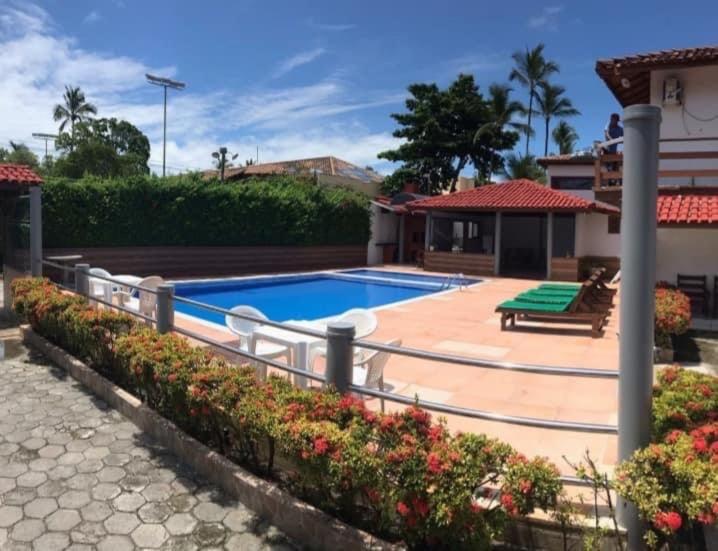 una piscina en el patio trasero de una casa en Apartamento Taperapuan, en Porto Seguro