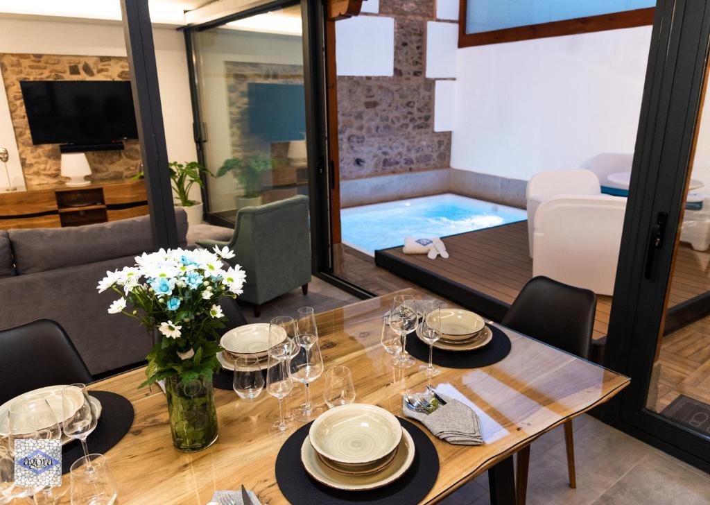 a dining room with a table and a swimming pool at Ágora Casa in Almagro