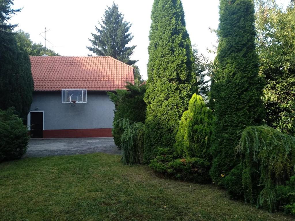 a house with a basketball hoop in a yard at Szkocka 4 Apartamenty in Gdańsk