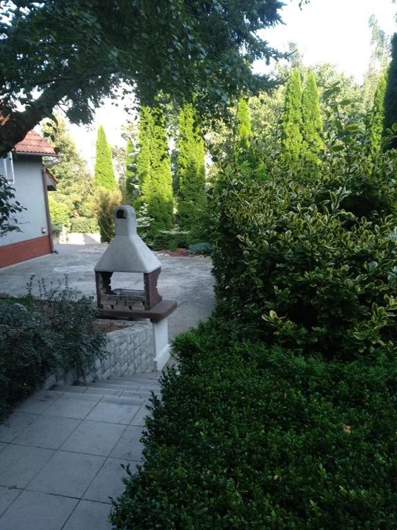 Vonkajšia záhrada v ubytovaní Szkocka 4 Apartamenty