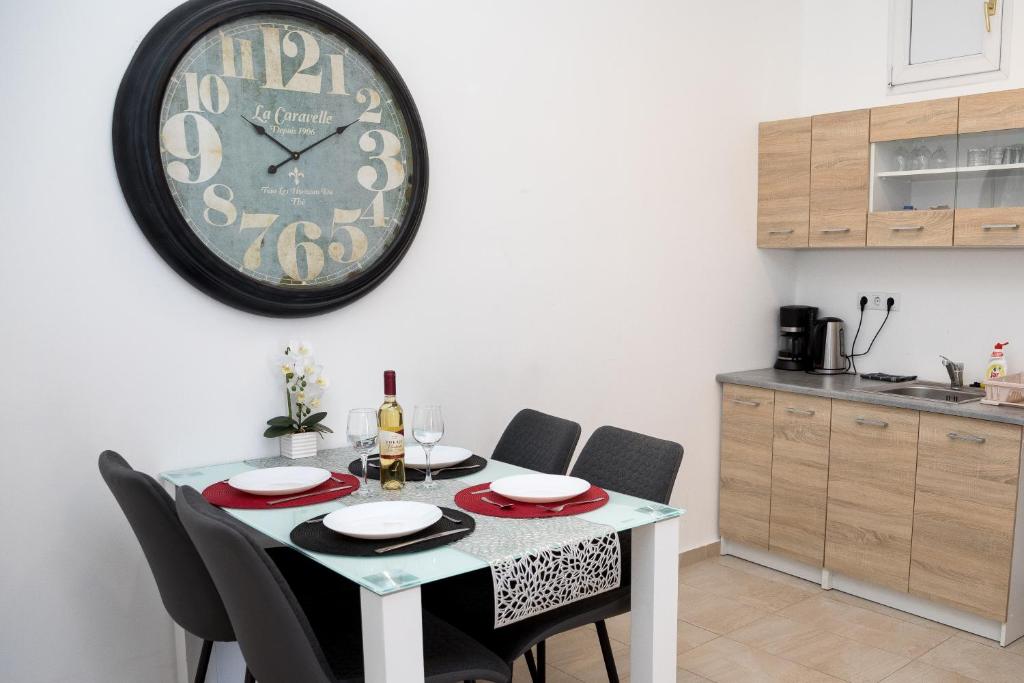 Kuchyň nebo kuchyňský kout v ubytování Kossuth Apartmanház