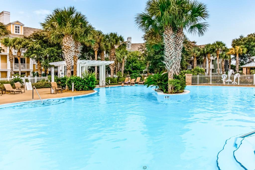 Bazén v ubytování Sandestin Baytowne Wharf - Observation Point South #471 nebo v jeho okolí