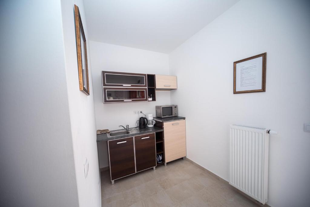 Kuchyň nebo kuchyňský kout v ubytování Kossuth Apartmanház