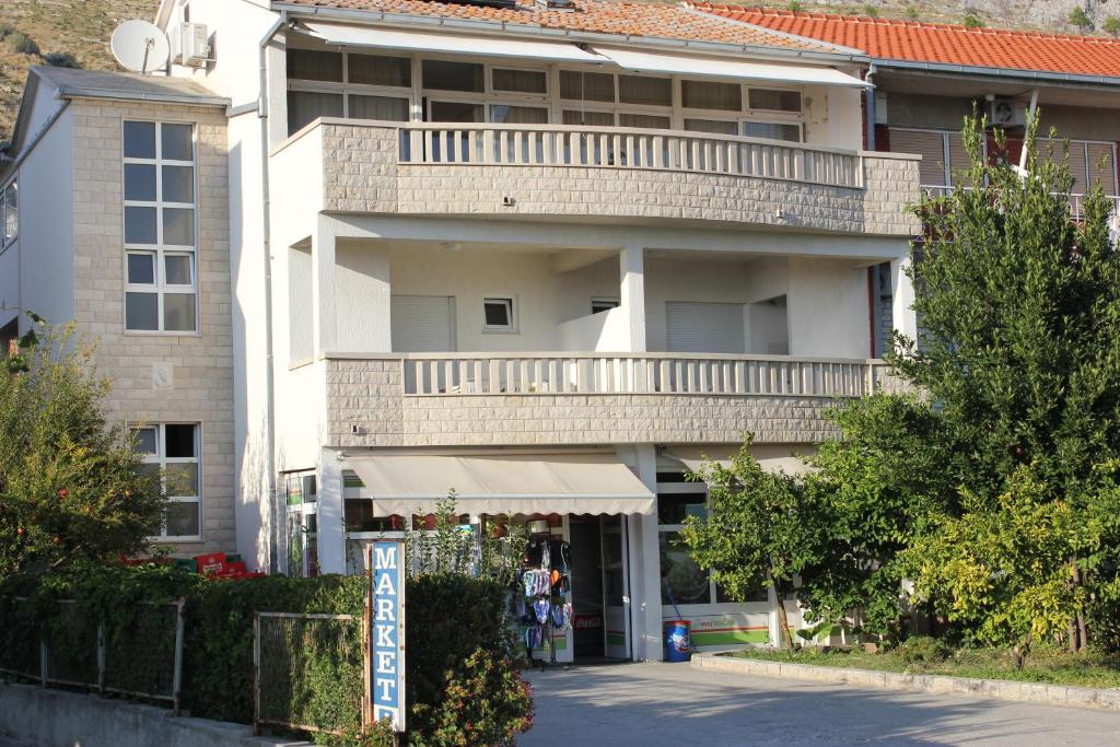 un edificio con un balcón en el lateral. en Omiš Duće sandy beach apartments Mare, en Omiš