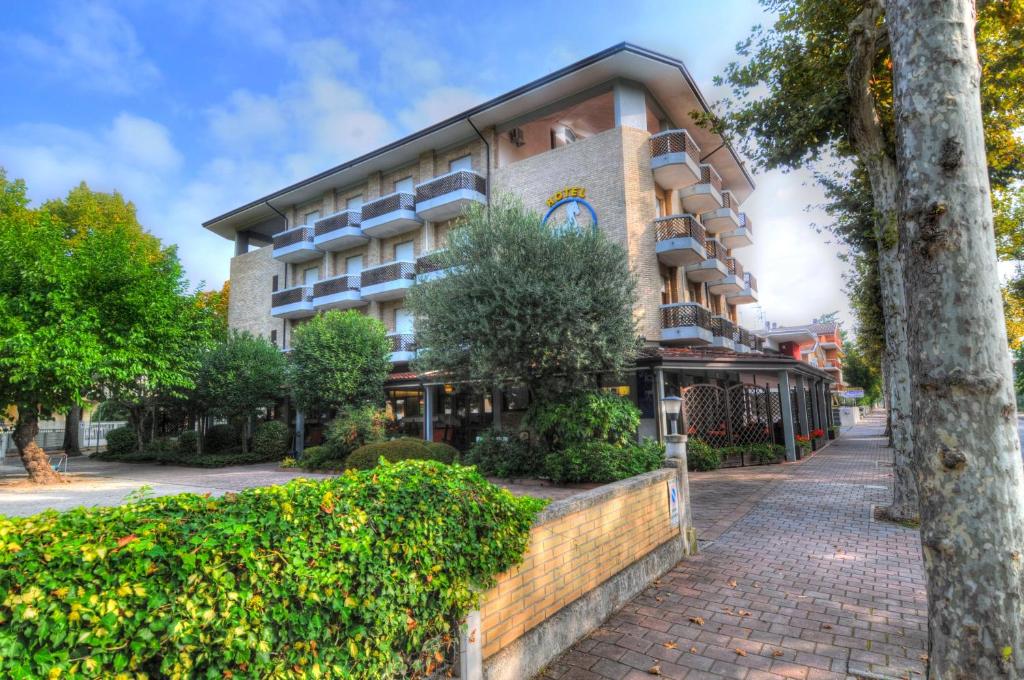 um edifício com um passeio de tijolos em frente em Al Cavallino Bianco em Lignano Sabbiadoro