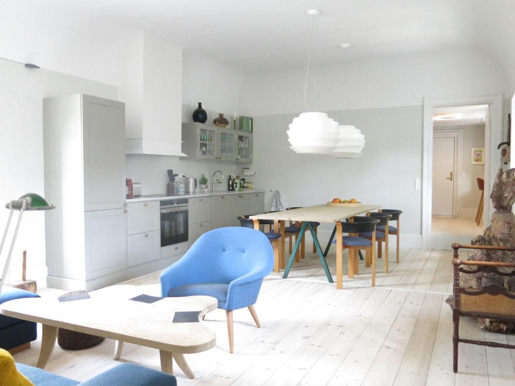 コペンハーゲンにあるApartmentInCopenhagen Apartment 1185のキッチン(青い椅子、テーブル付)