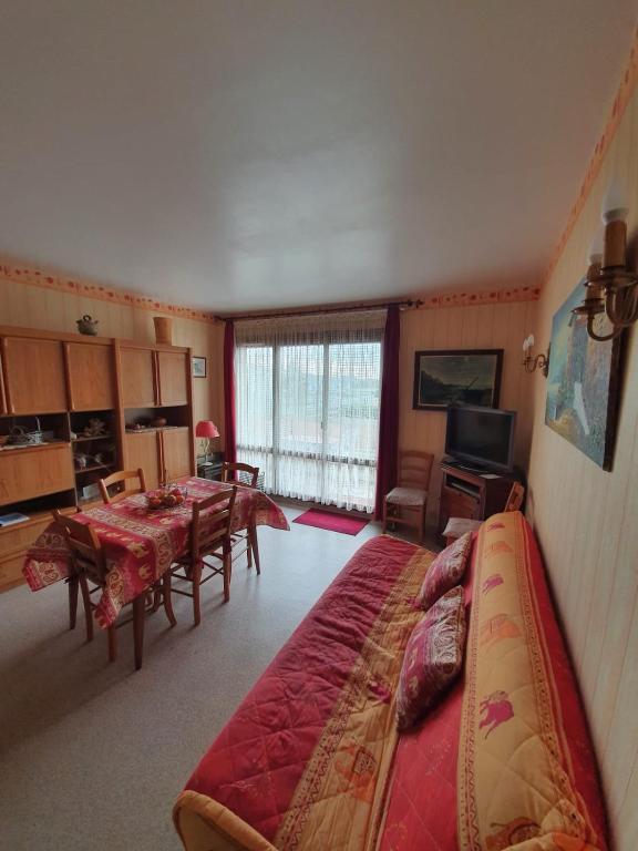 un salon avec un lit et une salle à manger dans l'établissement Apt At 2 Steps From The Beach And Proust Promenade, à Cabourg