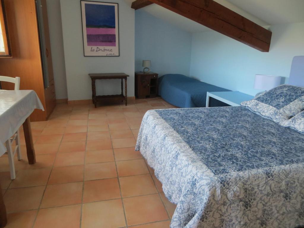 Una cama o camas en una habitaci&oacute;n de Le Mas des Restanques
