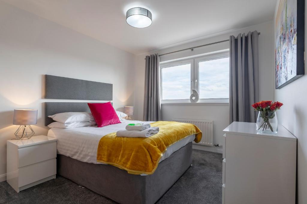 Un dormitorio con una cama grande y una ventana en Parkhill Luxury Serviced Apartments - Hilton Campus en Aberdeen