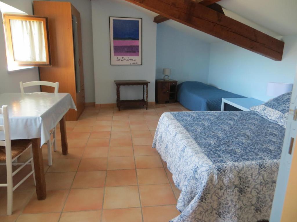 Una cama o camas en una habitaci&oacute;n de Le Mas des Restanques