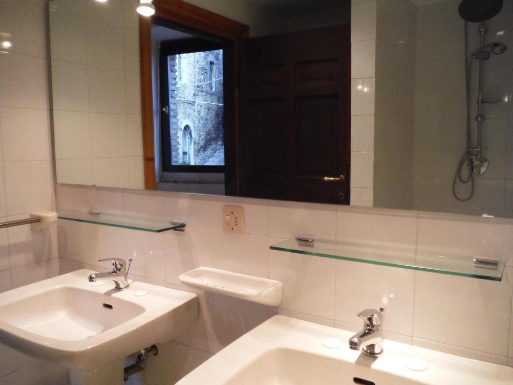 Koupelna v ubytování Casa Due Archi Labro
