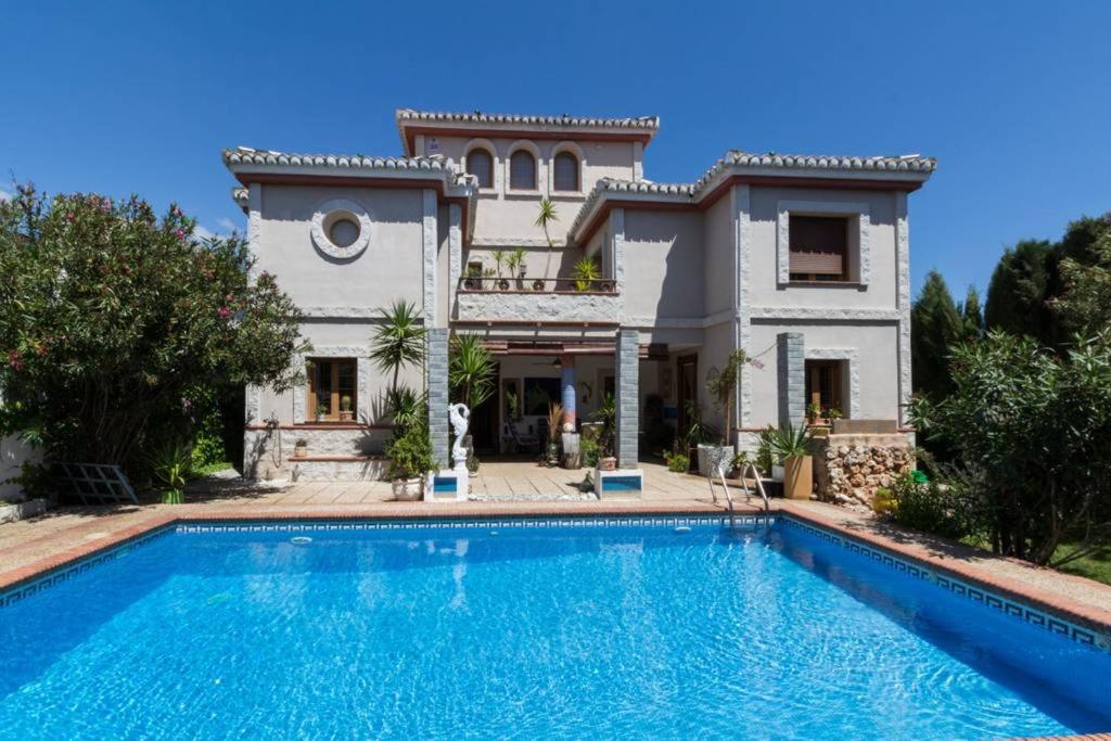 Bazén v ubytovaní Charming Villa in Padul with Mountain View and Private Pool alebo v jeho blízkosti
