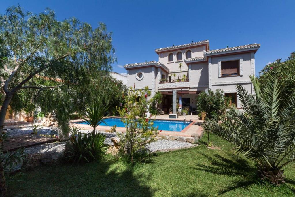 Bazén v ubytovaní Charming Villa in Padul with Mountain View and Private Pool alebo v jeho blízkosti