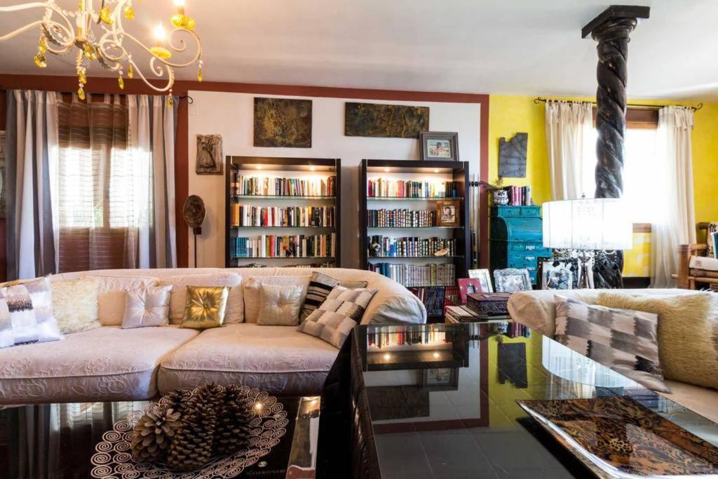 Posedenie v ubytovaní Charming Villa in Padul with Mountain View and Private Pool