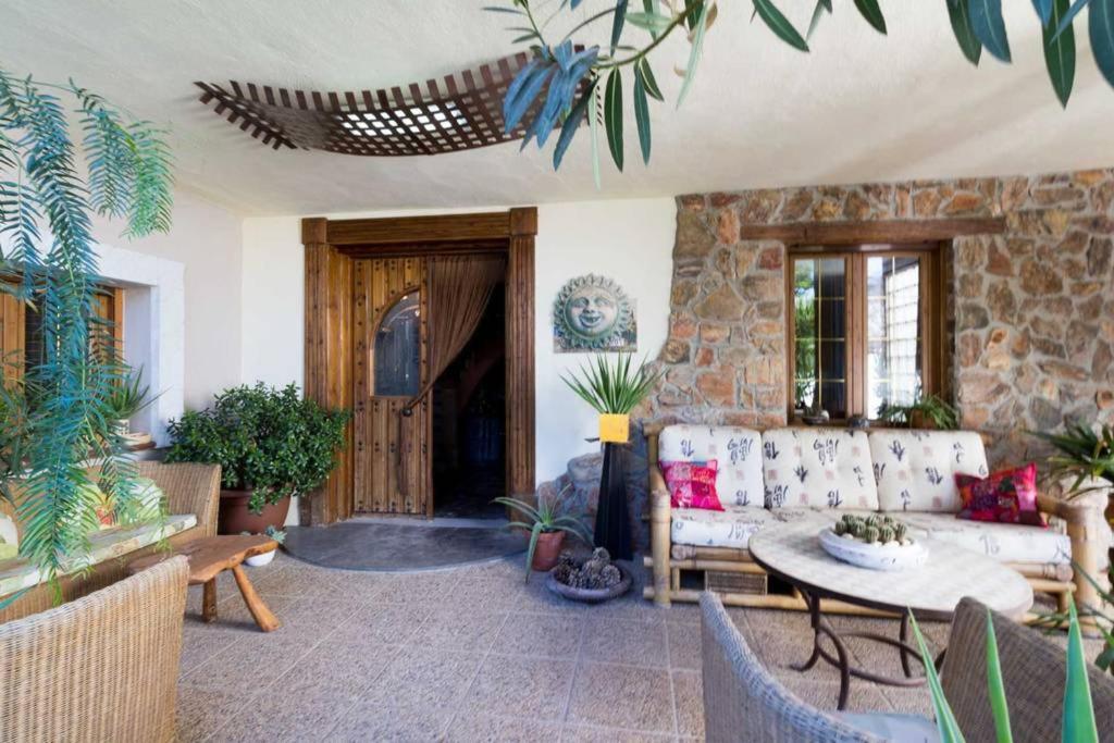 Posedenie v ubytovaní Charming Villa in Padul with Mountain View and Private Pool