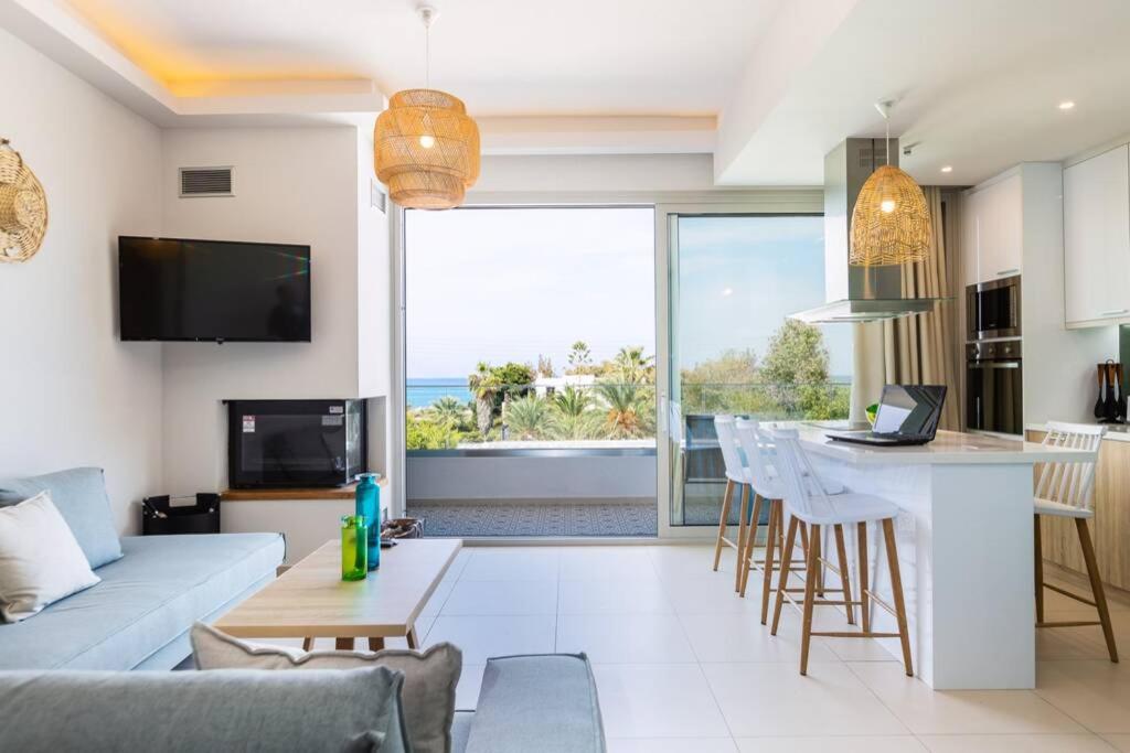 TV a/nebo společenská místnost v ubytování Adelhome - Sea view & walking distance to beach!