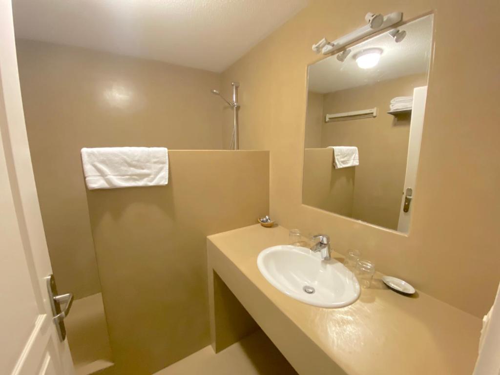 Koupelna v ubytování Hôtel & Appart-hôtel Olatua