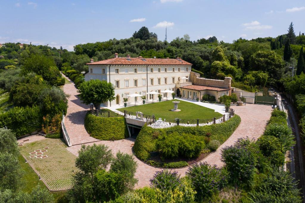 una vista aérea de una casa con jardín en Relais Fra' Lorenzo, en Verona