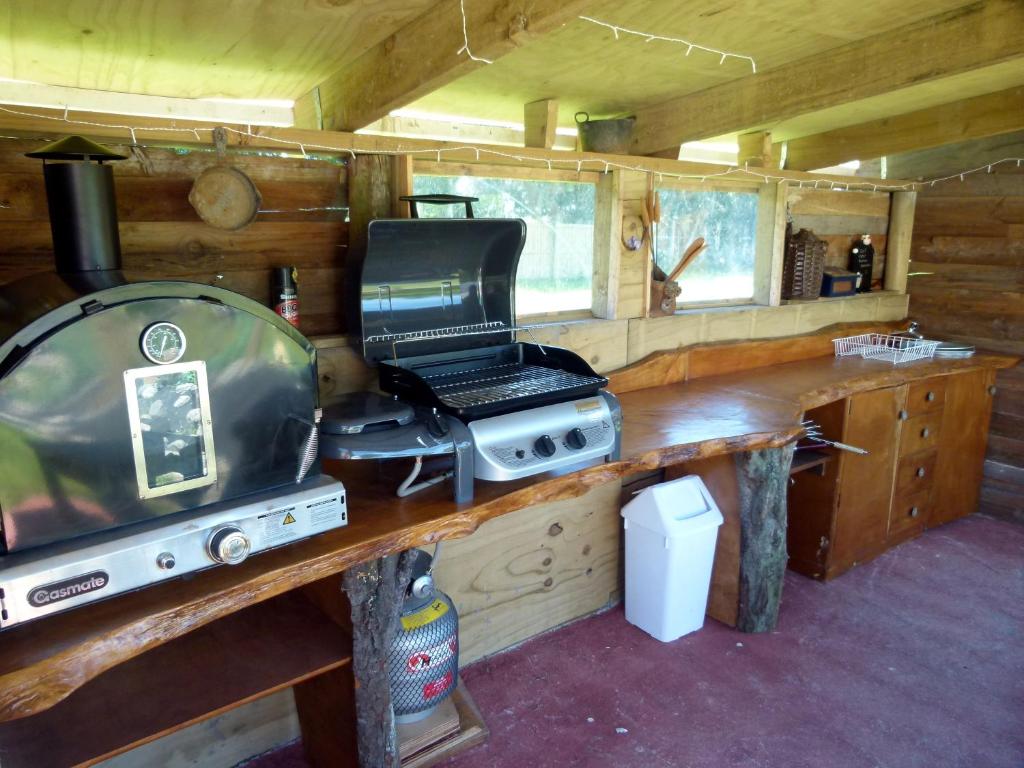 Kuchyň nebo kuchyňský kout v ubytování Wacky Stays - unique farm-stay glamping rentals, FREE animal feeding tours