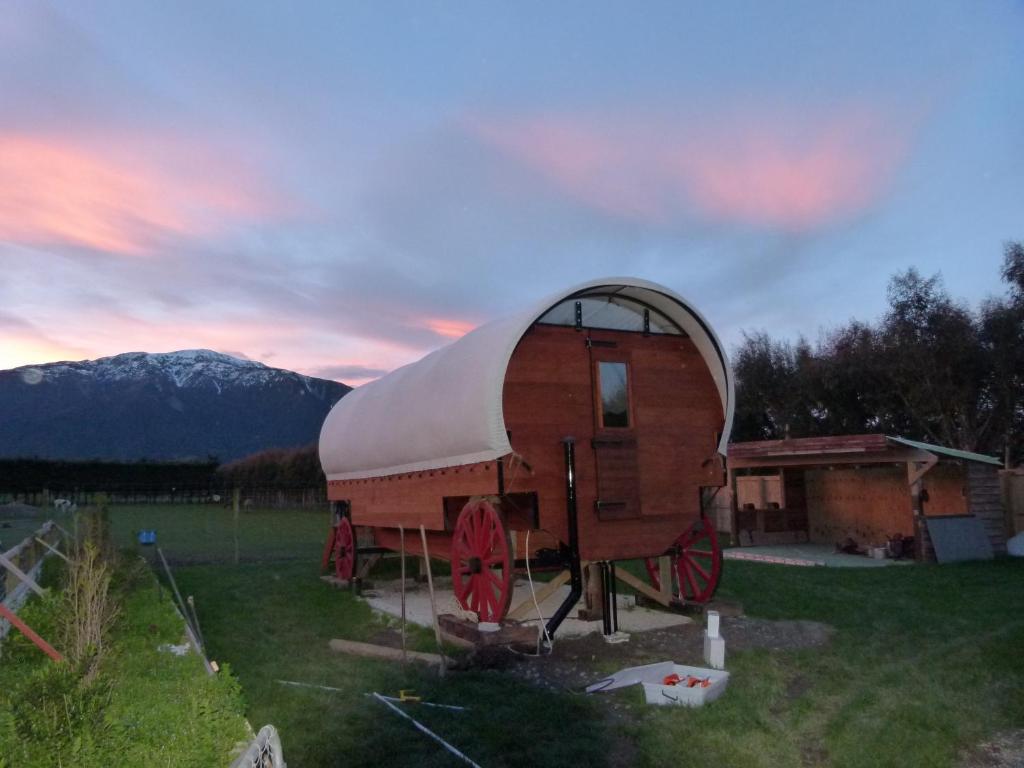 Wacky Stays - unique farm-stay glamping rentals, FREE animal feeding tours - Resim 10