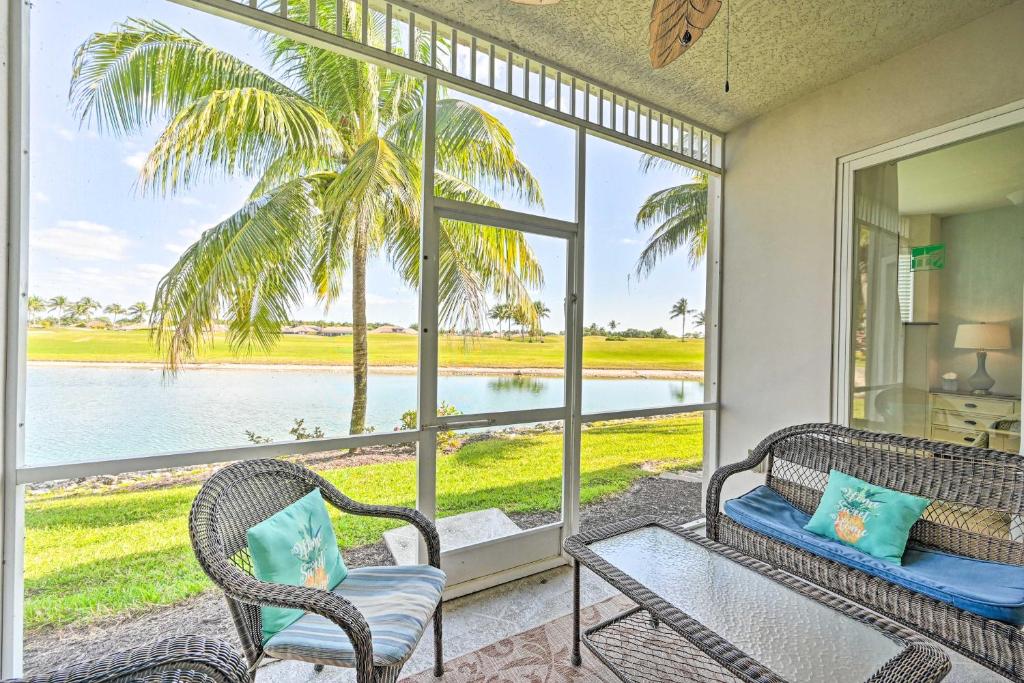 - une terrasse couverte avec un canapé et des chaises offrant une vue sur l'eau dans l'établissement Luxury Golf Villa in Beautiful Lely Resort with Pool, à Naples