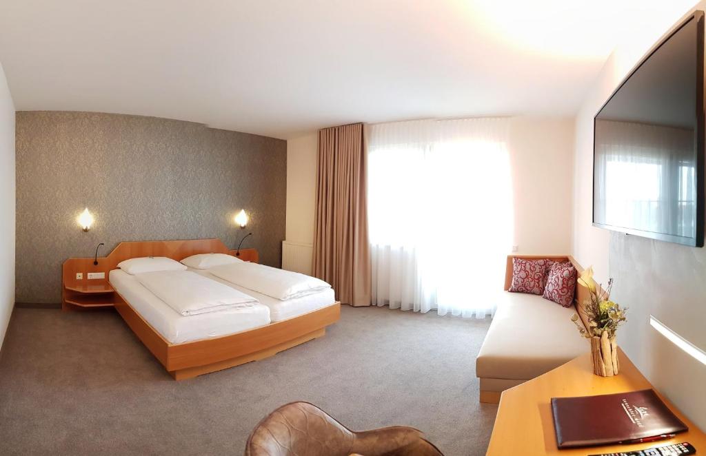 Postel nebo postele na pokoji v ubytování Hotel-Restaurant Teuschler-Mogg Bad Waltersdorf inklusiv Genusscard