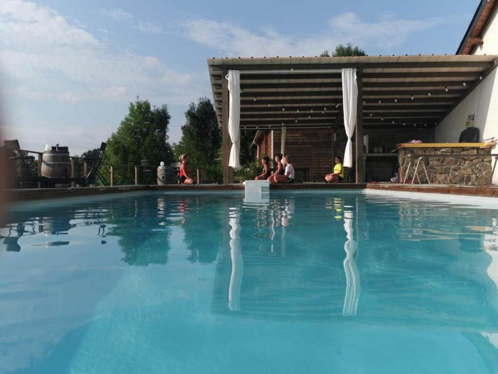 Bazén v ubytování ETCHE ARGUINIA CHAMBRES HOTES et SPA nebo v jeho okolí