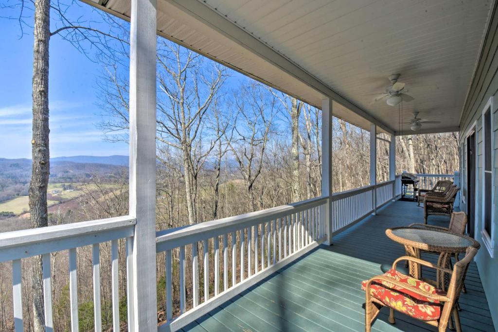 une terrasse couverte avec une chaise et une vue sur les montagnes dans l'établissement Hayesville Mountain Cabin with Porch and Valley Views!, à Hayesville