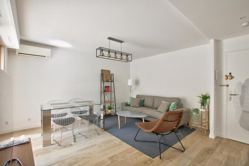 un salon avec un canapé et une table dans l'établissement MAR2 - Beau 2 pièces avec loggia fermée et aménagée en centre ville, à Cannes