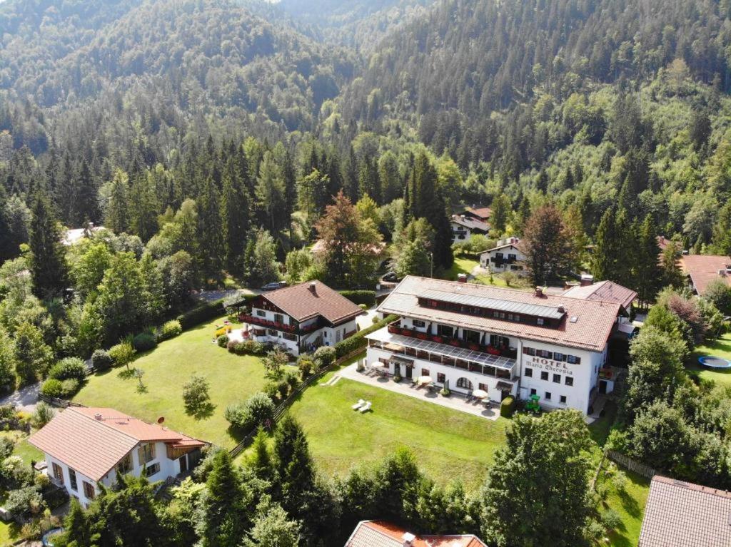 een luchtzicht op een groot huis in de bergen bij Gästehaus Hotel Maria Theresia - Kennenlernpreise für den Frühling am Schliersee in Schliersee