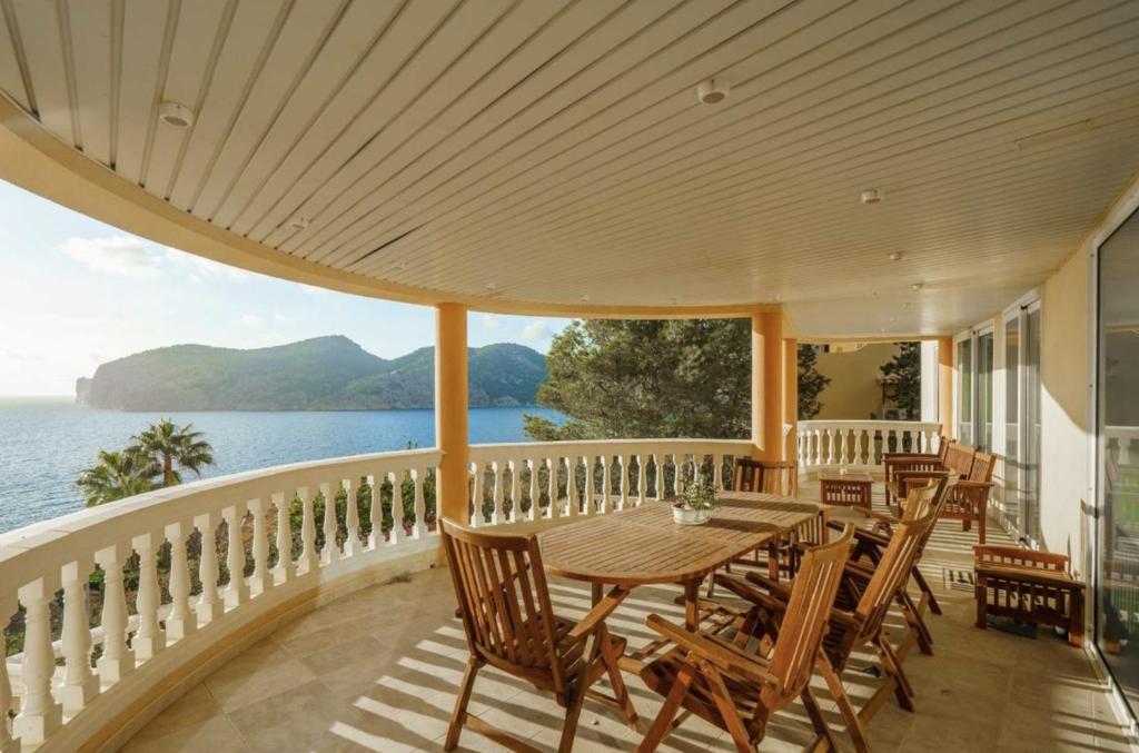 un tavolo e sedie su un balcone con vista sull'acqua di Villa Camp de Mar, Sea View a Camp de Mar