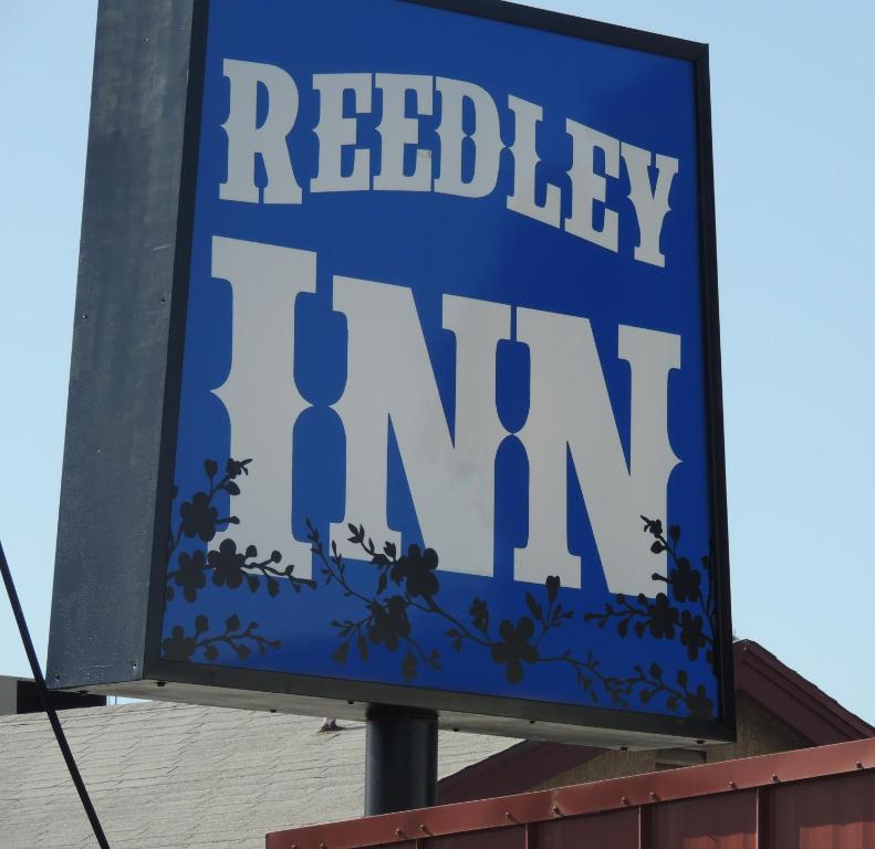 una señal para una posada redley en Reedley Inn en Reedley